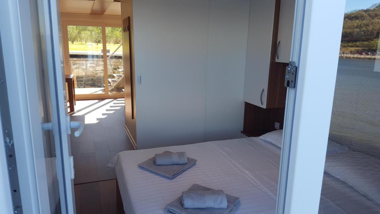 Hausboot Pula - Floating House Water Lily Hotel Exterior foto